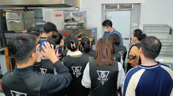 学会哪些技巧 ？步步皆关键招招拓市场！K8凯发天生赢家烤出好吃的披萨饼需要(图14)