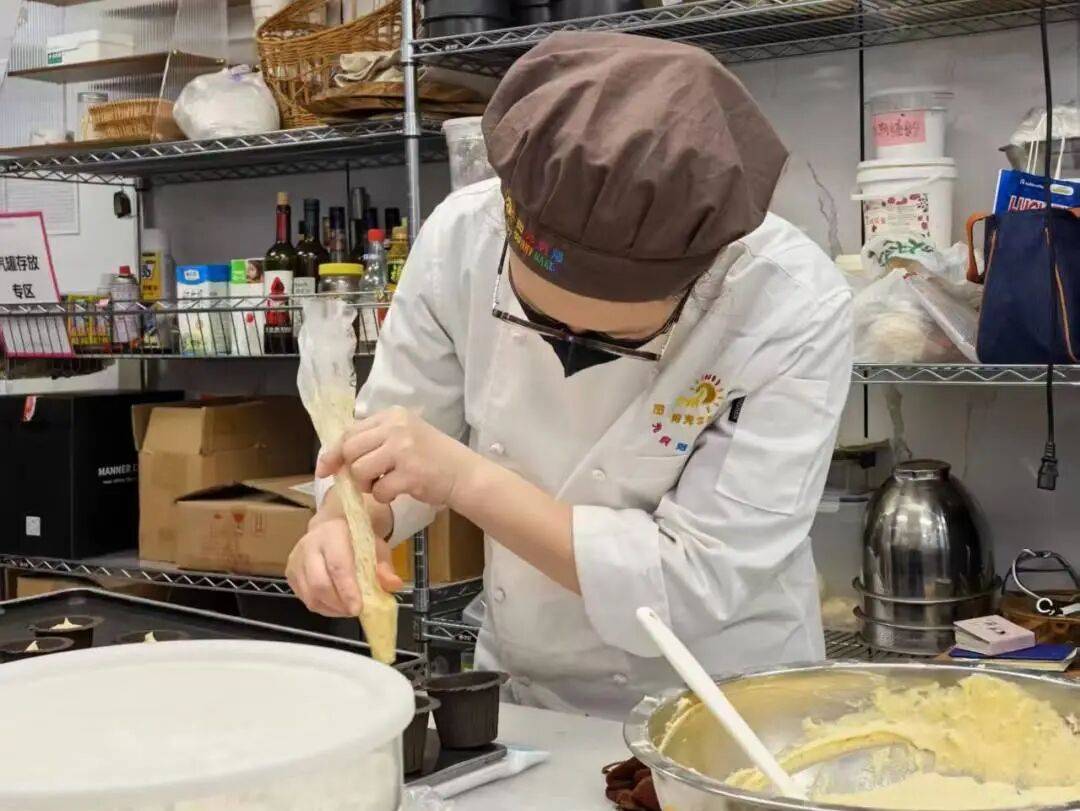 上海残疾人职业技能培训开启新人生凯发k8入口授人以渔成就梦想——(图1)